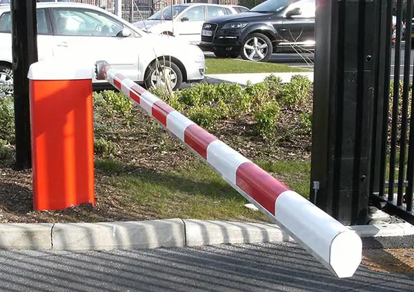 automatic rising arm vehicle barrier