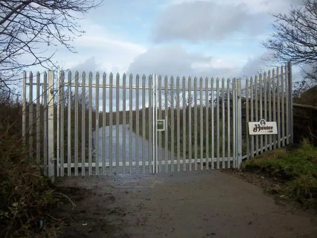 Secure Gates with hinges and spiked top